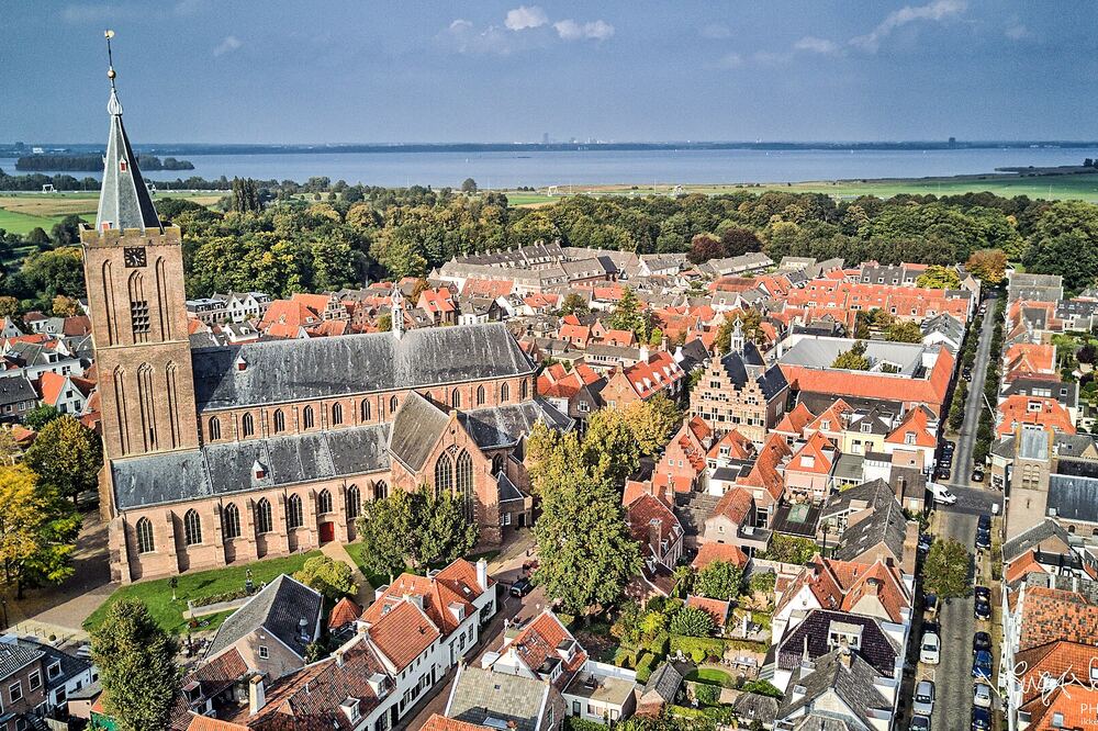De Grote Kerk tussen de rode daken van Naarden-Vesting