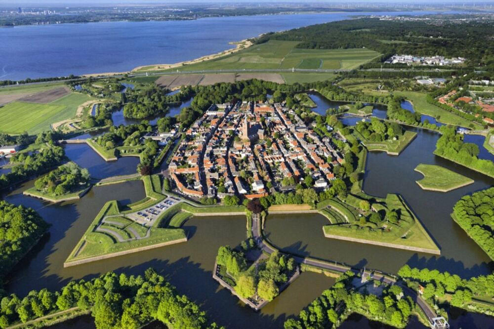 Luchtfoto van de stervormige vesting Naarden-Vesting met het Gooimeer erachter