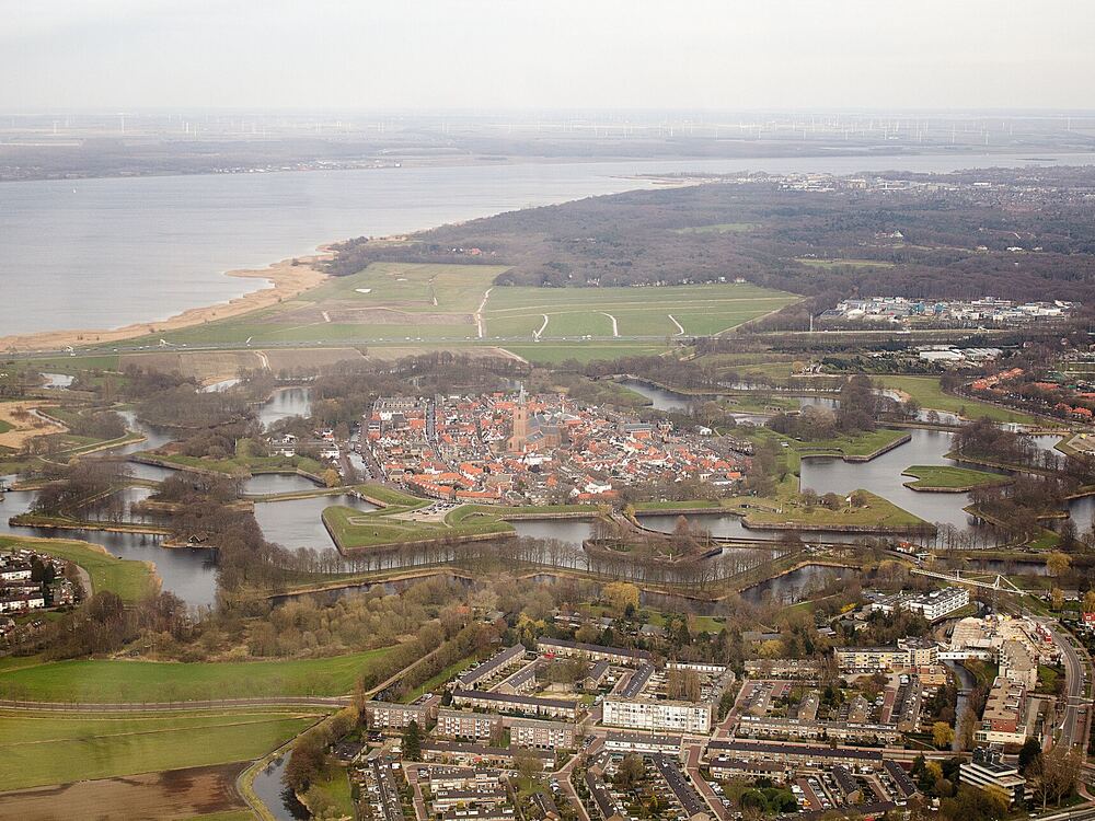 De vestingwerken en grachten rond Naarden vanuit de lucht