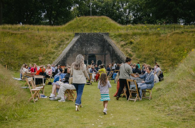 Gasten proeven wijn op het historische Fort Werk IV tijdens het Wijnfestival Druif in Naarden