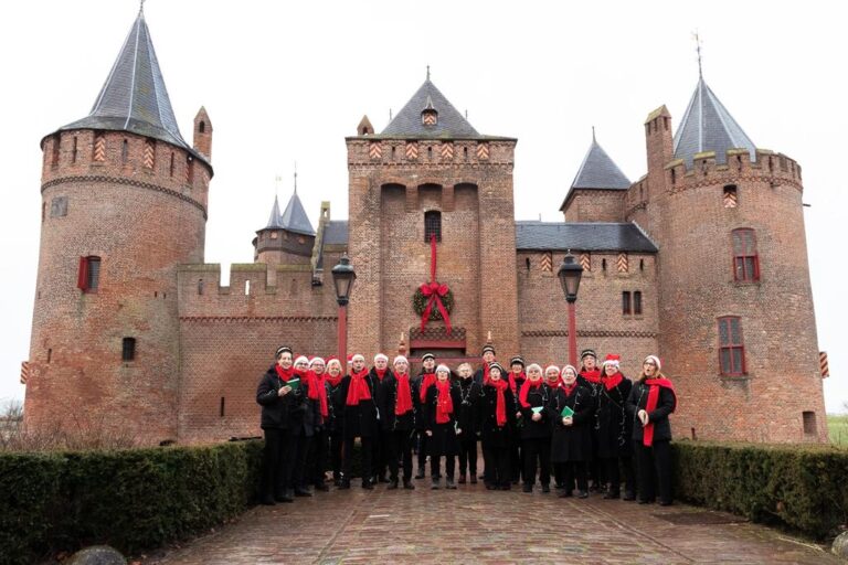 Optreden kerstkoor — open-dag in Naarden